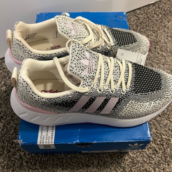 BNIB Adidas swift run 22W in pink, black and purple! Size 9. - Picture 2 of 6